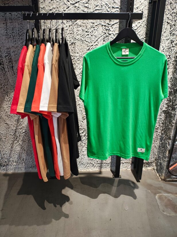 REMERA LISA DE HOMBRE CUELLO REDONDO